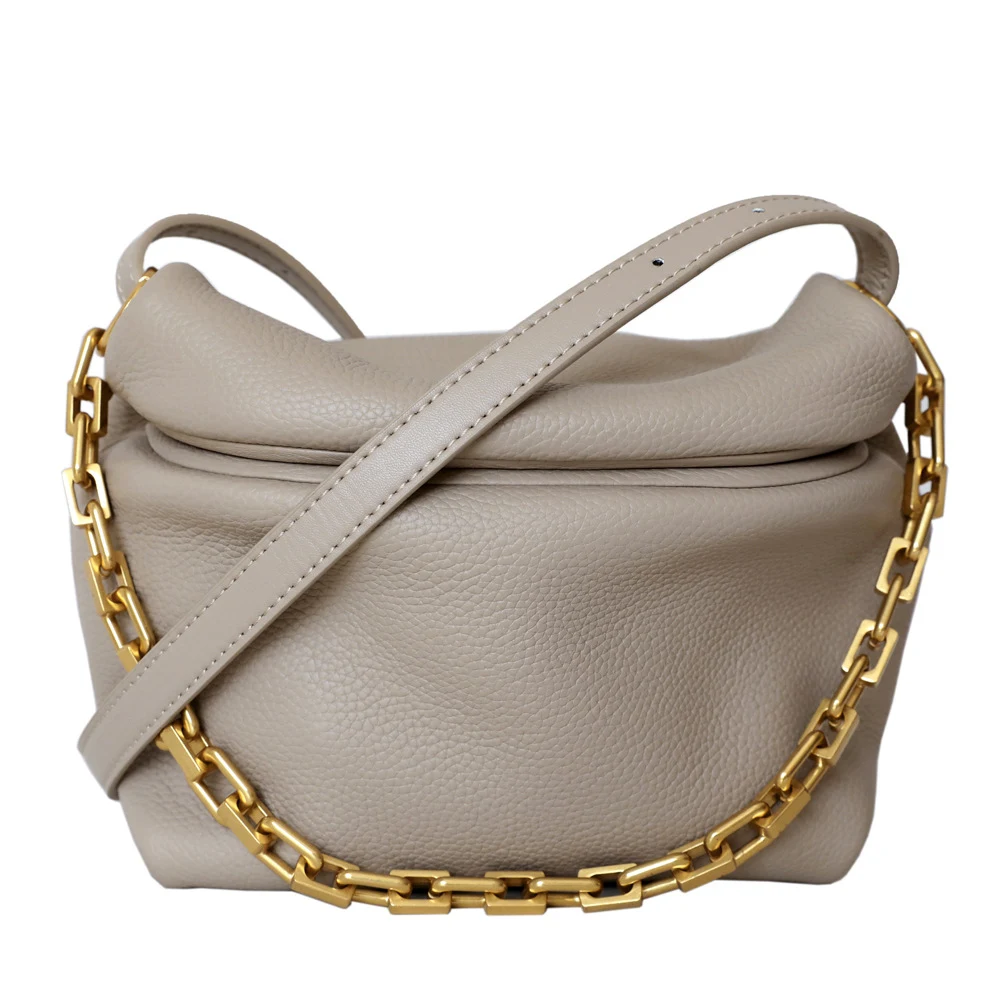Bolsa mensageiro de ombro único em couro com corrente e design dumpling, ideal para transportar seus pertences com estilo e segurança. — foto 3