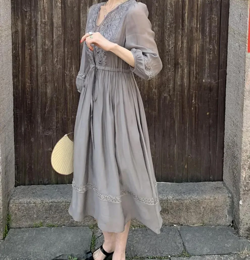 Letnia sukienka z haftem, z rękawami typu latarnia i spódnicą midi. Idealna na ciepłe dni. Wygoda i elegancja. — zdjęcie 5