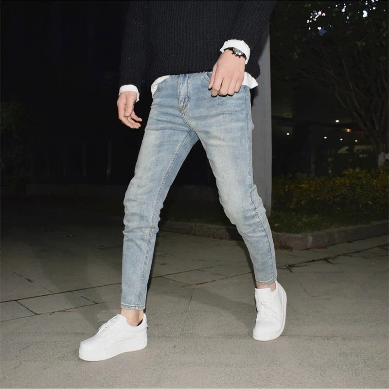 Jeans vintage desbotada azul claro, com stretch e efeito destroyed. Conforto e estilo em uma peça só. Ideal para um visual casual e moderno. — foto 2
