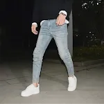 Jeans vintage desbotada azul claro, com stretch e efeito destroyed. Conforto e estilo em uma peça só. Ideal para um visual casual e moderno. — foto 2
