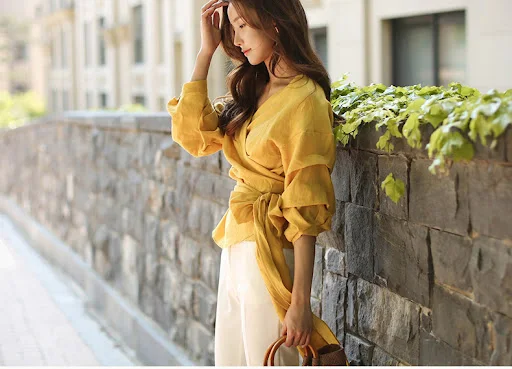 Title 17, Bubble lantern sleeve bottoming shirt. A stylis...