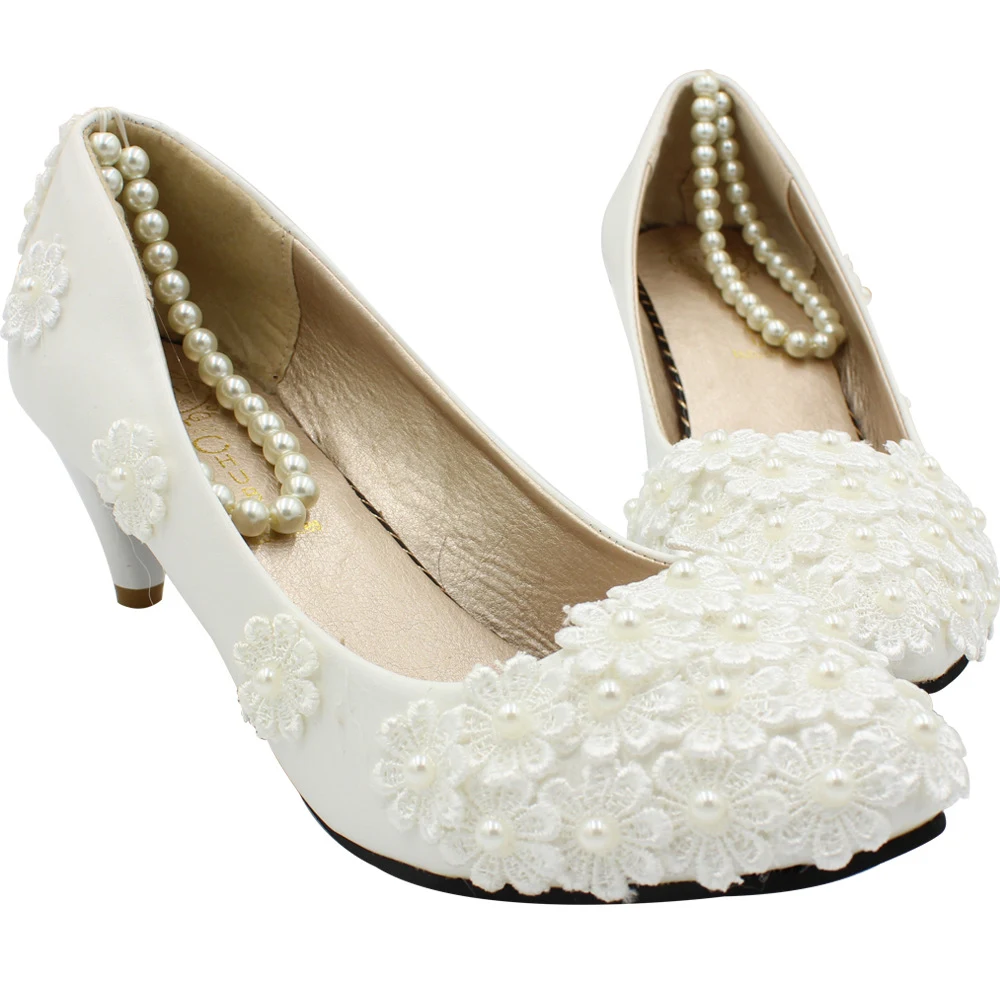 Sapatos de noiva brancos plus size com salto médio. Conforto e elegância para a noiva em seu grande dia. — foto 6