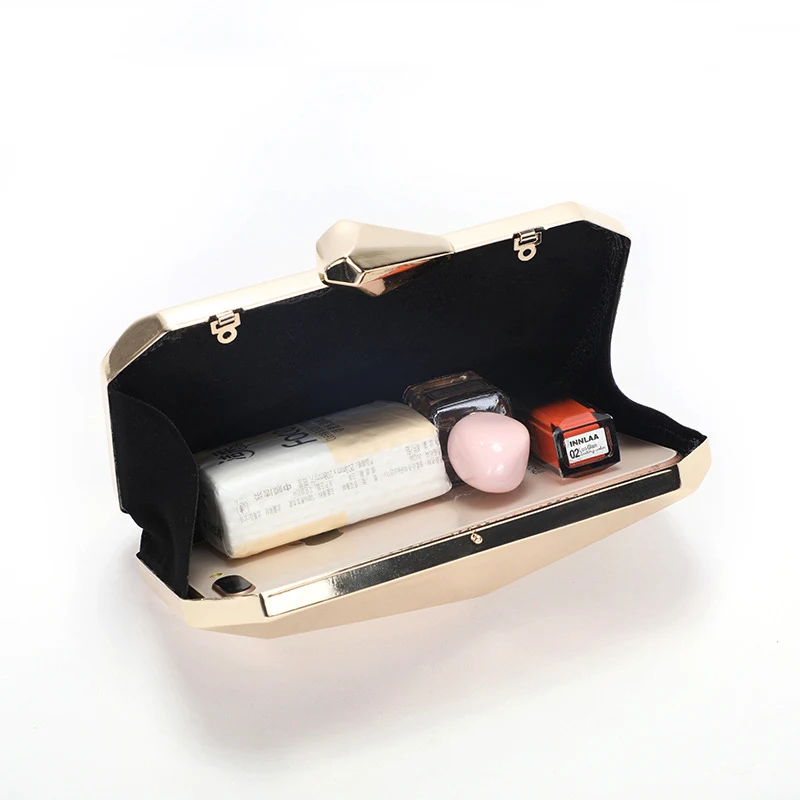 Clutch feminina personalizada, corrente box, um ombro só, versátil e combina com tudo. Acessório fashion para mulheres que buscam estilo e praticidade. — foto 2