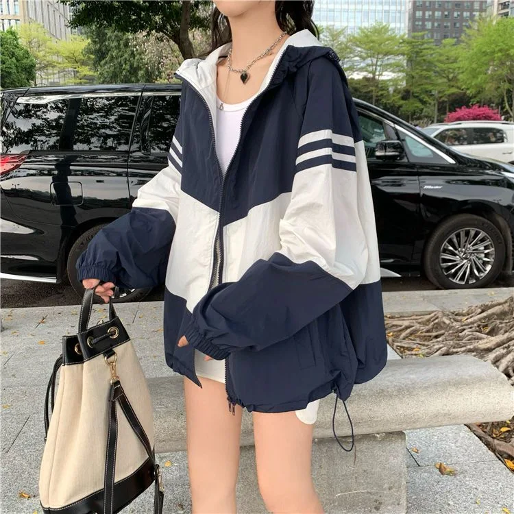 Casaco feminino leve com capuz e proteção solar, cores contrastantes. Ideal para o verão, solto e fino para usar. — foto 22
