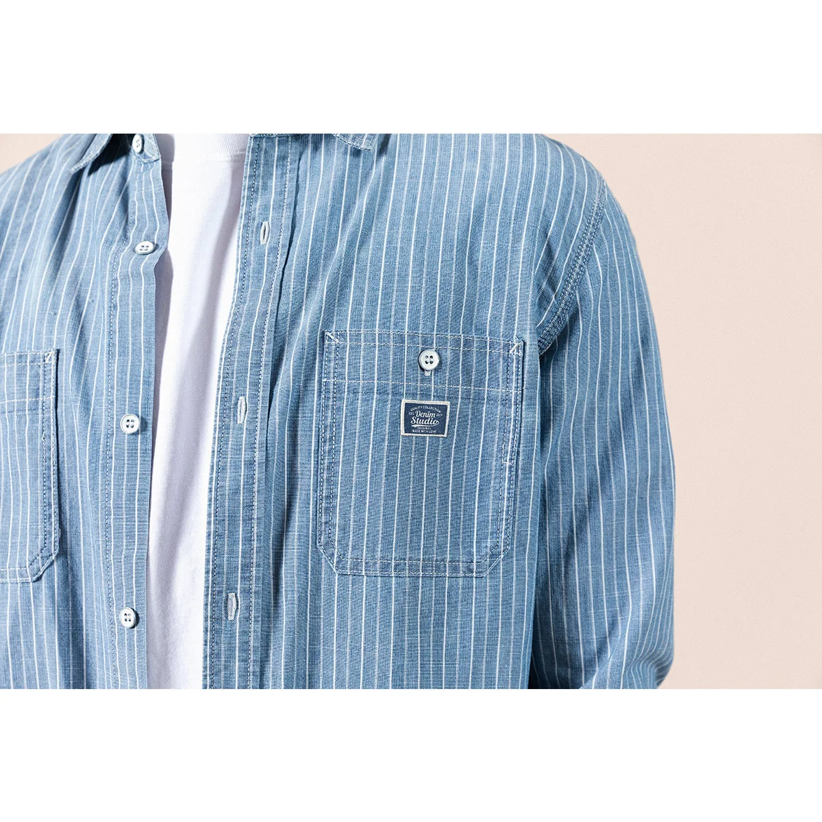 Camisa casual azul com listras e bolso no peito, perfeita para um visual descontraído e moderno. Conforto e estilo para o seu dia a dia, ideal para diversas ocasiões. — foto 2