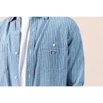 Camisa casual azul com listras e bolso no peito, perfeita para um visual descontraído e moderno. Conforto e estilo para o seu dia a dia, ideal para diversas ocasiões. — foto 2