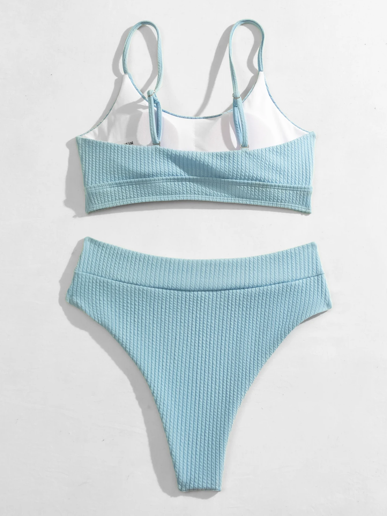 Bikini stile europeo e americano alla moda con tessuto speciale, coprente pancia, cuciture sottili, per un effetto snellente e chic. — foto 2