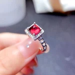 Anel 925 com granada, banhado a ouro 18K, adicione sofisticação e beleza ao seu visual, perfeito para todas as ocasiões. — foto 10