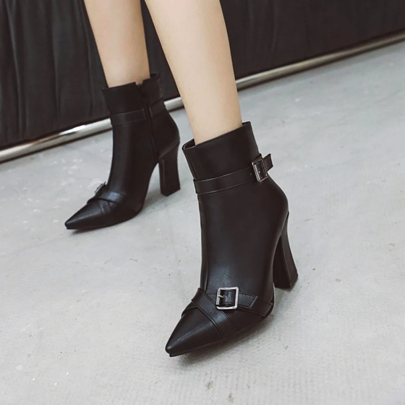 Botas femininas de cano curto, bico fino e salto alto grosso, perfeitas para looks modernos e cheios de estilo. Conforto garantido. — foto 5