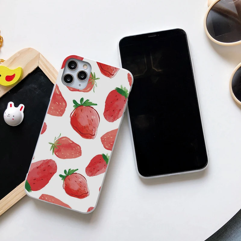 Capinha de silicone com estampa de morango pequeno para celular. Proteção charmosa e eficaz contra arranhões e impactos. Fácil de limpar e durável. — foto 4