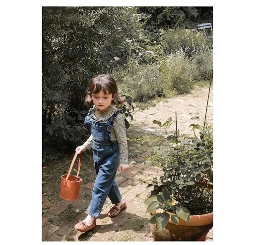 Title 2, Denim jumpsuit voor meisjes met lotus-schouders...
