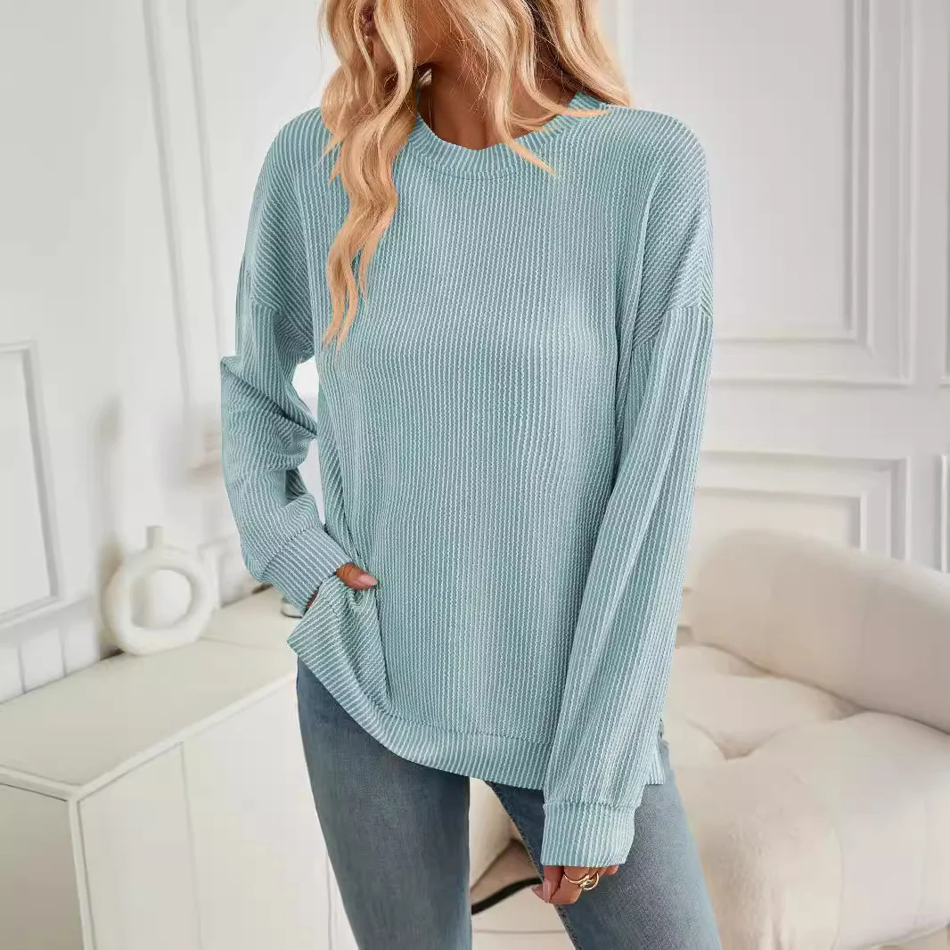 Maglione da donna a righe ondulate, maniche lunghe e spacchi – Un capo comodo e versatile per un look casual e alla moda. — foto 11
