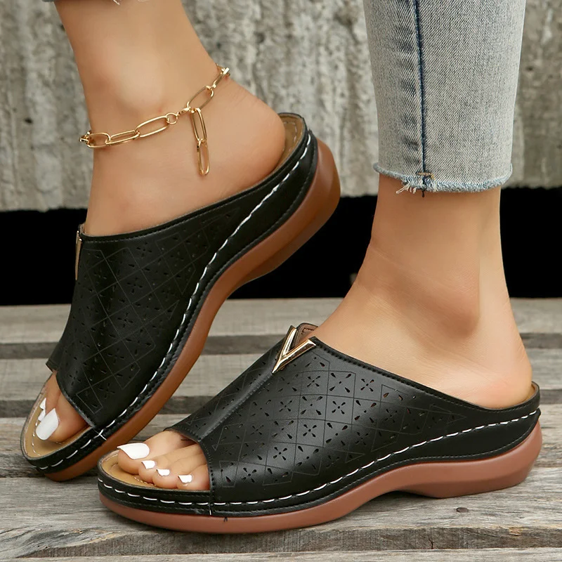 V-förmige Damen-Keilsandalen für den Sommer. Römische Schuhe für Frauen, die Komfort und einen modischen Look bieten. Perfekt für warme Tage. — foto 2