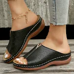 V-förmige Damen-Keilsandalen für den Sommer. Römische Schuhe für Frauen, die Komfort und einen modischen Look bieten. Perfekt für warme Tage. — foto 2