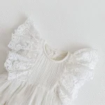 Vestido de bebê de algodão para meninas com renda e bordado, macio e delicado para recém-nascidos, perfeito para batizados e eventos especiais. — foto 4