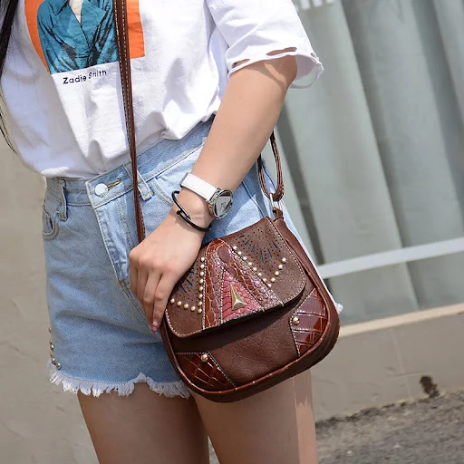 Title 7, Bolsa de sela com um ombro e rebites