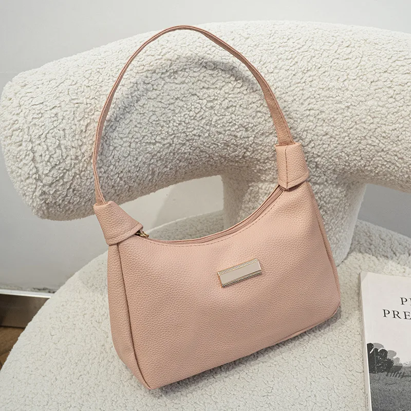 Bolsa de ombro feminina versátil e elegante para usar sob o braço. Combina com tudo, ideal para qualquer look e ocasião. Conforto e estilo. — foto 8