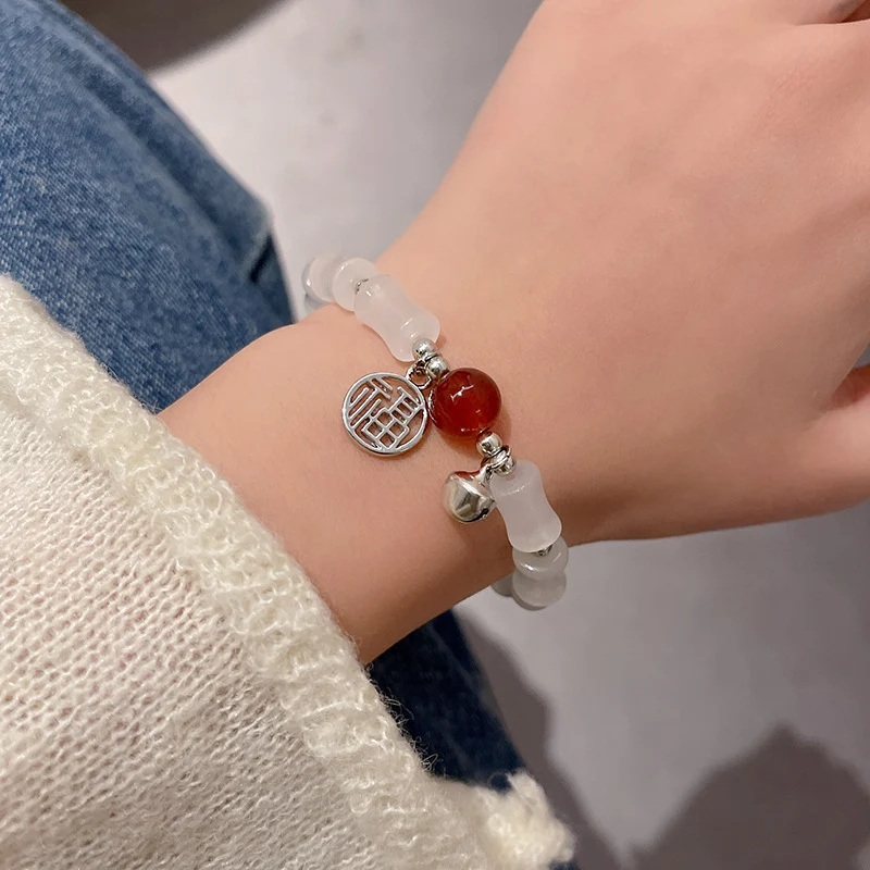Pulseira de contas coloridas e fofas com pérolas, perfeita para adicionar um toque de charme e alegria ao seu visual diário. — foto 7