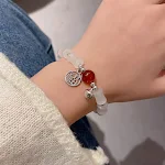 Pulseira de contas coloridas e fofas com pérolas, perfeita para adicionar um toque de charme e alegria ao seu visual diário. — foto 7