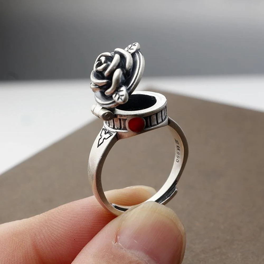 Anel Abrível Banhado a Ouro Branco Joia Vintage. Joia charmosa com design retrô e espaço secreto. Presenteie com elegância e originalidade. — foto 1