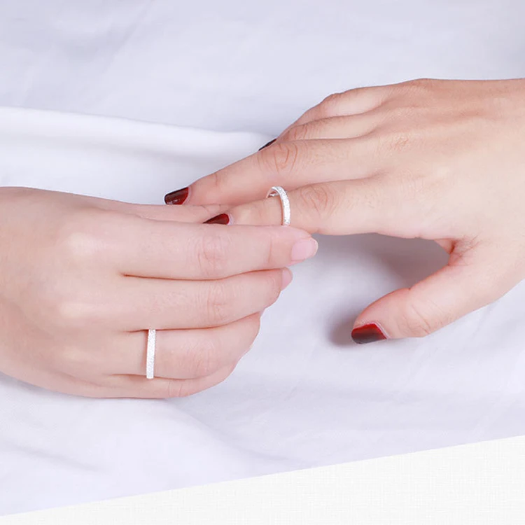 Anel para casais moderno, estilo masculino e feminino. Celebre o amor com este par de alianças perfeito para demonstrar união. — foto 5