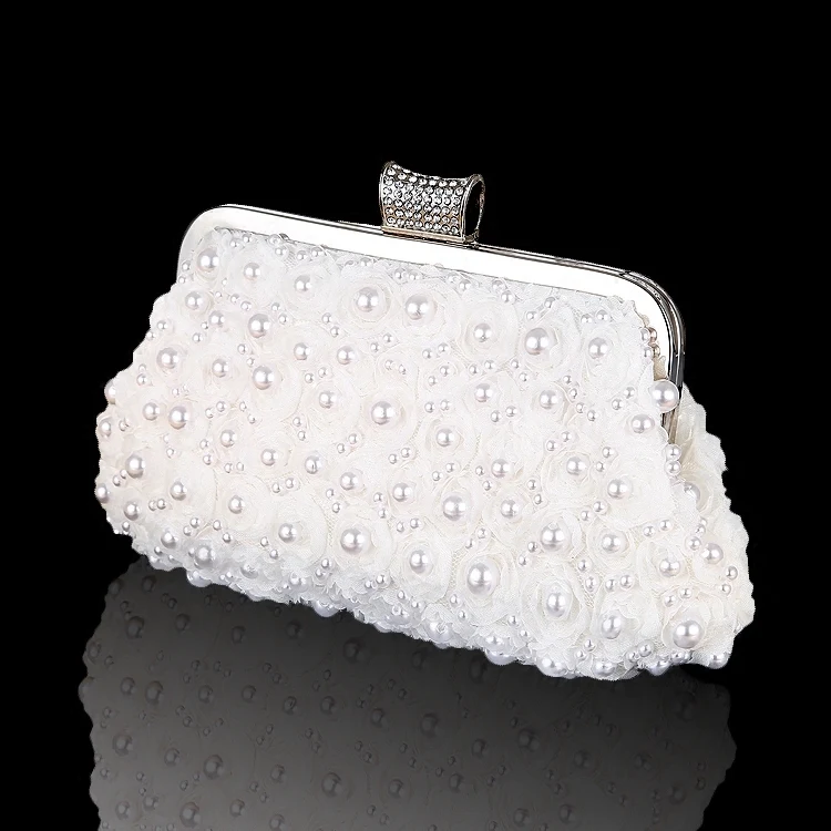 Vestido de noite com bolsa de mão, combinação perfeita para ocasiões especiais. Sinta-se elegante, confiante e deslumbrante em qualquer evento. — foto 4