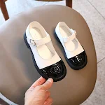 Kleine Leder-Prinzessinnenschuhe für große Mädchen mit Klettverschluss, vielseitig kombinierbar, elegant und bequem für jeden Anlass. — foto 5