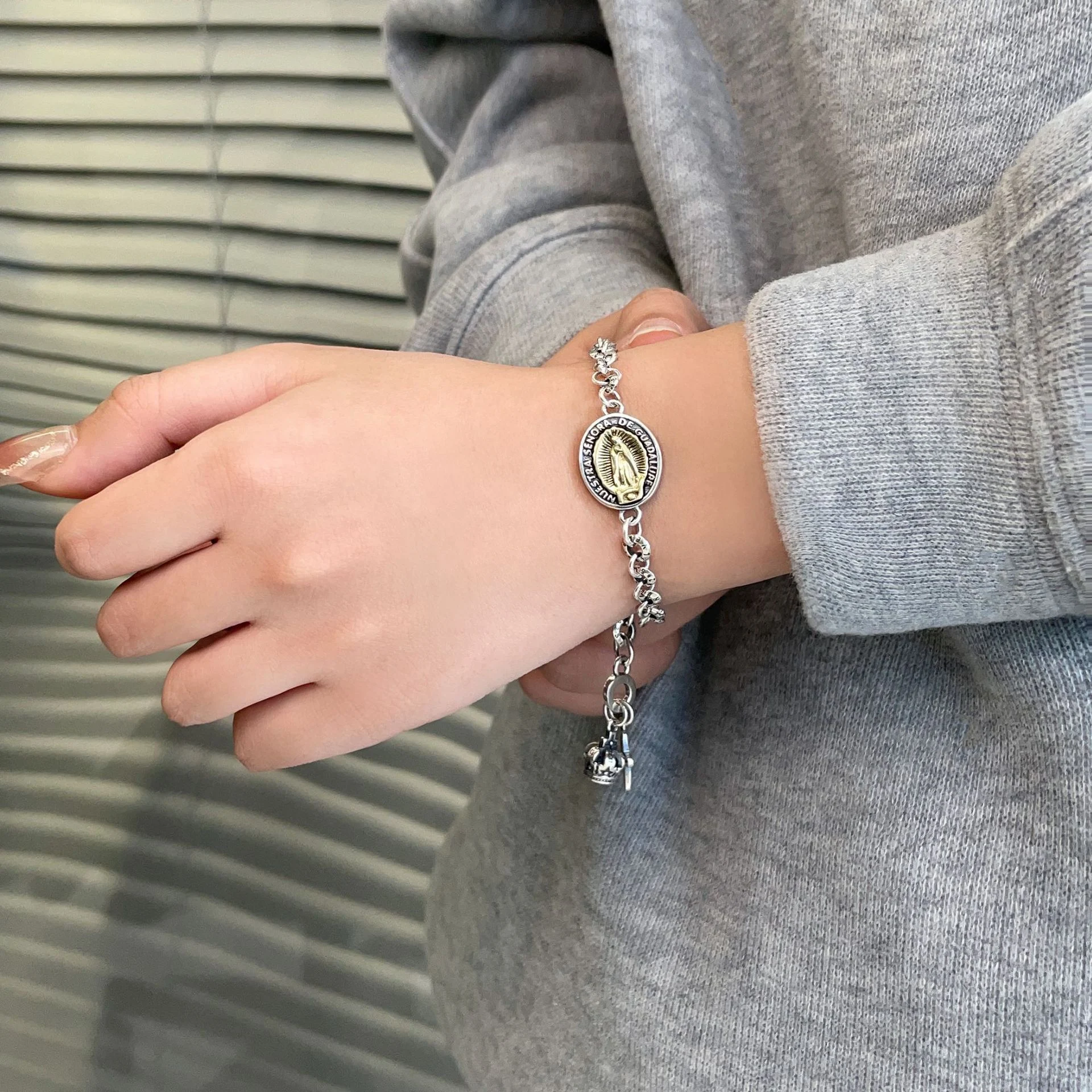 Pulseira vintage em prata esterlina S925 da Virgem Maria, um acessório elegante e significativo, ideal para uso diário ou presentear. — foto 1