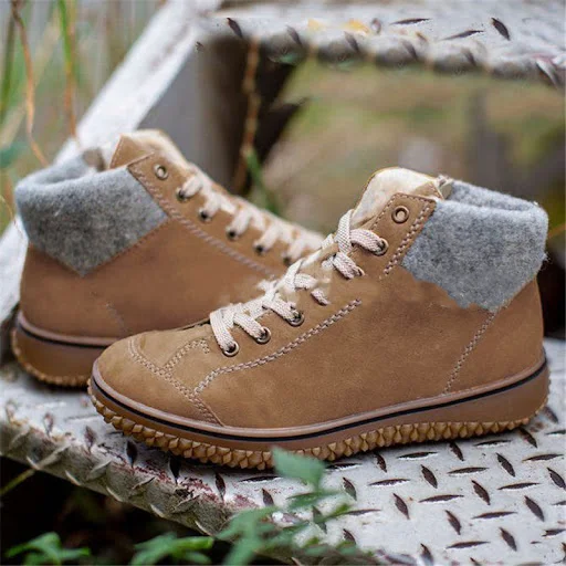 Title 3, Stevige lage snowboots met dikke zool. Comforta...