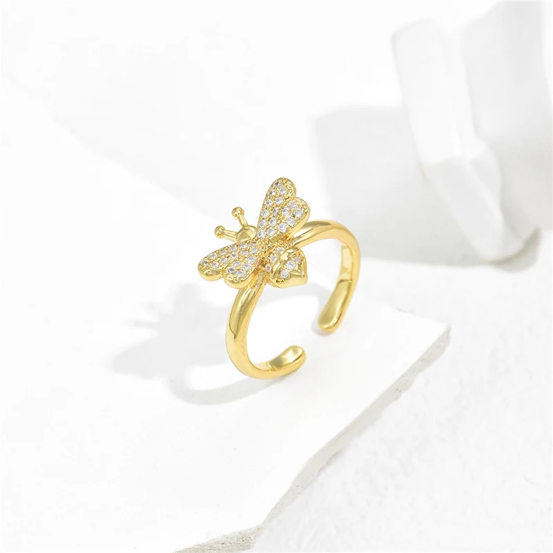 Anel de abelha com zircônias micro cravejadas em ouro real, banhado a cobre. Um anel fofo, delicado e cheio de brilho! — foto 3