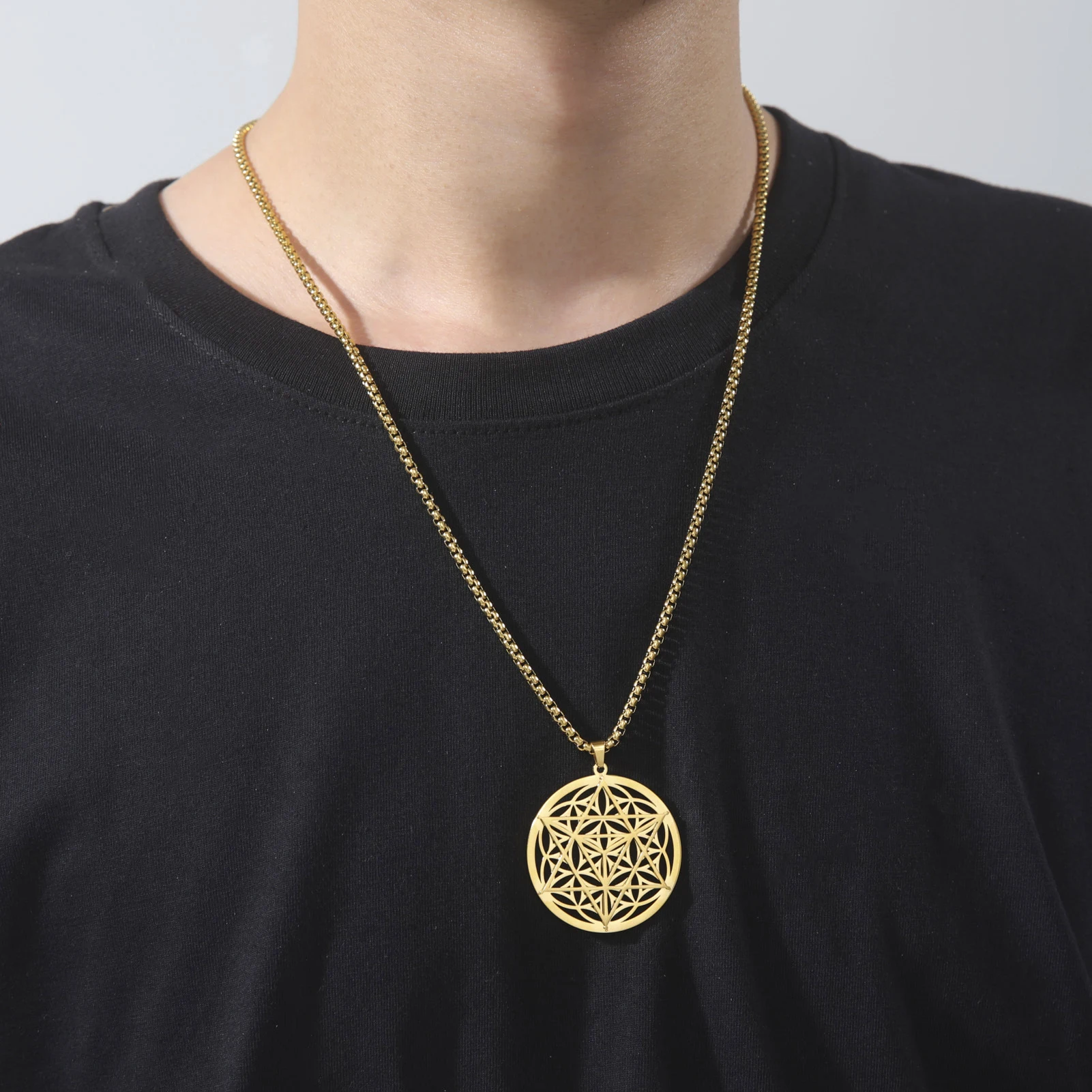 Colar com pingente Merkaba vazado com banho de ouro real em aço inoxidável 304. Elegância e espiritualidade em uma joia. — foto 15