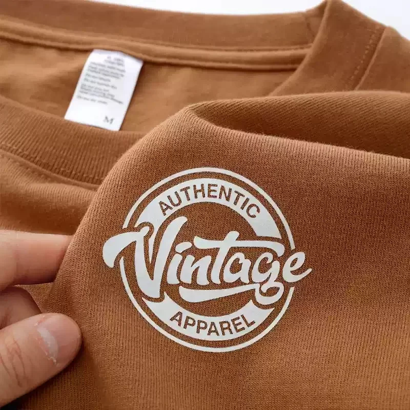 Tanfarbenes T-Shirt aus gekämmter Baumwolle, kurze Ärmel, lockerer Buchstabendruck, lockeres Oberteil für Alltag und Freizeit. — foto 7