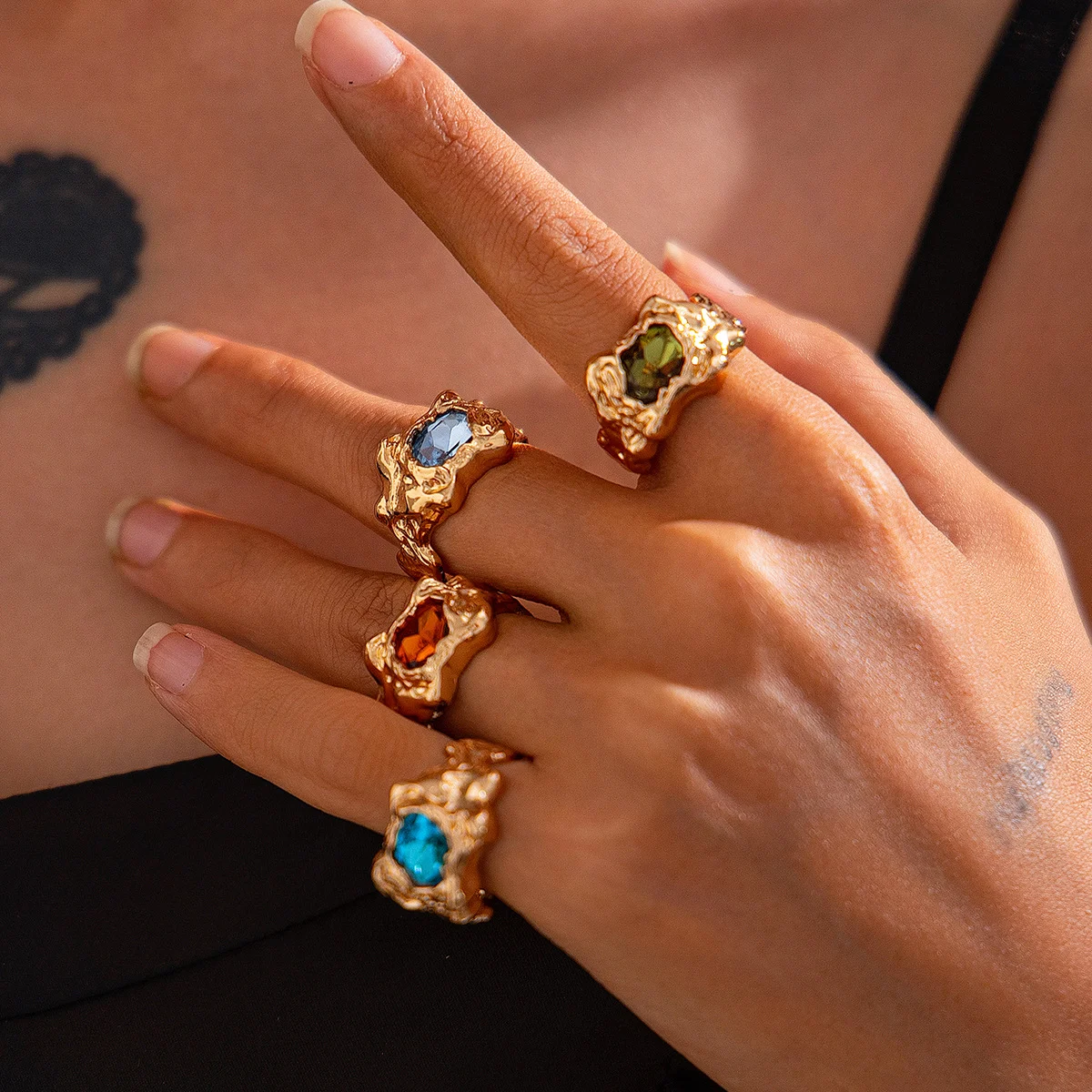 Anel Vintage com Gemas Inseridas e Geometria Plissada Design exclusivo e sofisticado para um toque elegante e cheio de charme em qualquer ocasião. — foto 6