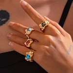 Anel Vintage com Gemas Inseridas e Geometria Plissada Design exclusivo e sofisticado para um toque elegante e cheio de charme em qualquer ocasião. — foto 6
