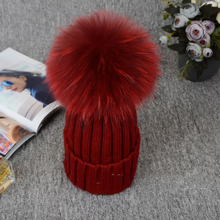 Gorro de cor lisa com bola fofa de pelo de guaxinim para outono e inverno, cacheado, quente e estiloso, perfeito para o frio. — foto 10