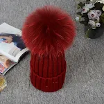 Gorro de cor lisa com bola fofa de pelo de guaxinim para outono e inverno, cacheado, quente e estiloso, perfeito para o frio. — foto 10