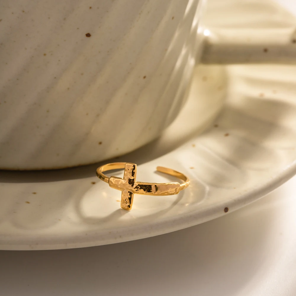 Anel feminino de aço titânio aberto, para todas as combinações. Durabilidade e estilo em uma joia versátil e moderna, perfeita para você. — foto 9