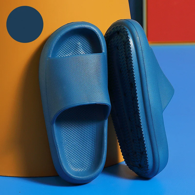 Rutschfeste Badelatschen für Zuhause mit dickem Boden. Bequeme Indoor-Badeschuhe für sicheren Halt im Badezimmer. Ideal für Komfort. — foto 4