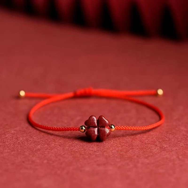 Pulseira de Corda Vermelha Cinnabar Clover. Trazendo sorte, proteção e estilo. Use esta pulseira elegante para todas as ocasiões. Compre agora! — foto 12