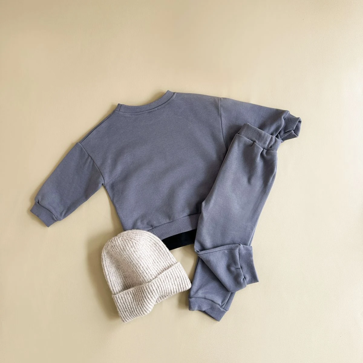 Conjunto bebê com blusa gola redonda e calças esportivas, ideal para conforto e liberdade de movimento. Perfeito para brincar e usar no dia a dia. — foto 6