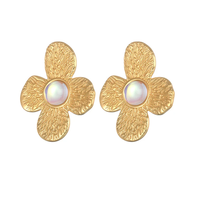 Brincos de flores irregulares simples e fashion. Acessório perfeito para adicionar um toque de elegância e originalidade ao seu visual diário. — foto 3