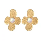 Brincos de flores irregulares simples e fashion. Acessório perfeito para adicionar um toque de elegância e originalidade ao seu visual diário. — foto 3