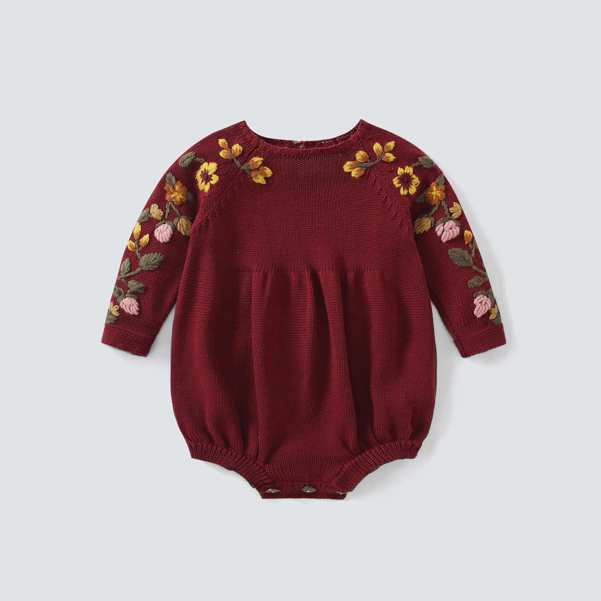 Roupa de bebê de lã bordada, manga longa com fechamento envolvente, oferece conforto e aquecimento, ideal para recém-nascidos. — foto 10