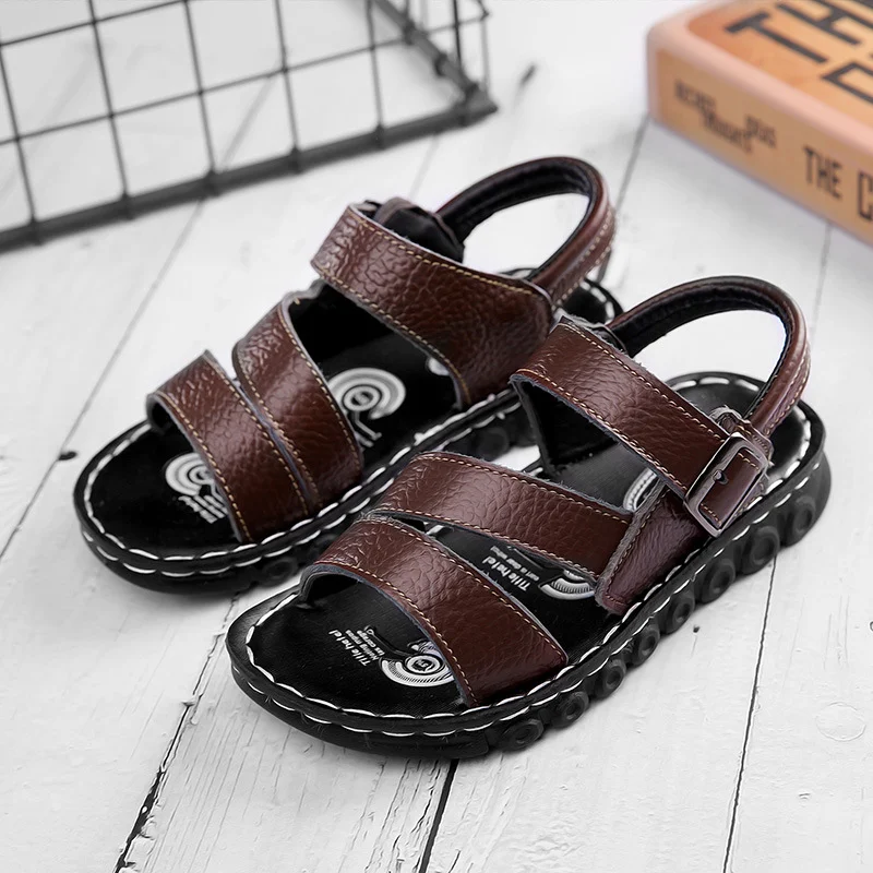 Sandali per bambini alla moda e semplici, a punta aperta e suola morbida. Comodi e perfetti per l'estate. Leggeri e facili da indossare. — foto 5