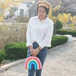 Bolsa de praia feminina arco-íris portátil de palha tecida. Leve e espaçosa, perfeita para carregar tudo com estilo e praticidade. — foto 3