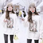 Suéter feminino solto com gola redonda e desenho de desenho animado de comprimento médio, perfeito para um look casual e confortável. — foto 11