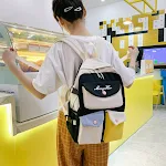 Mochila Simple Badge para estudantes do ensino fundamental e médio, ideal para transportar livros, cadernos e materiais escolares com praticidade. — foto 4