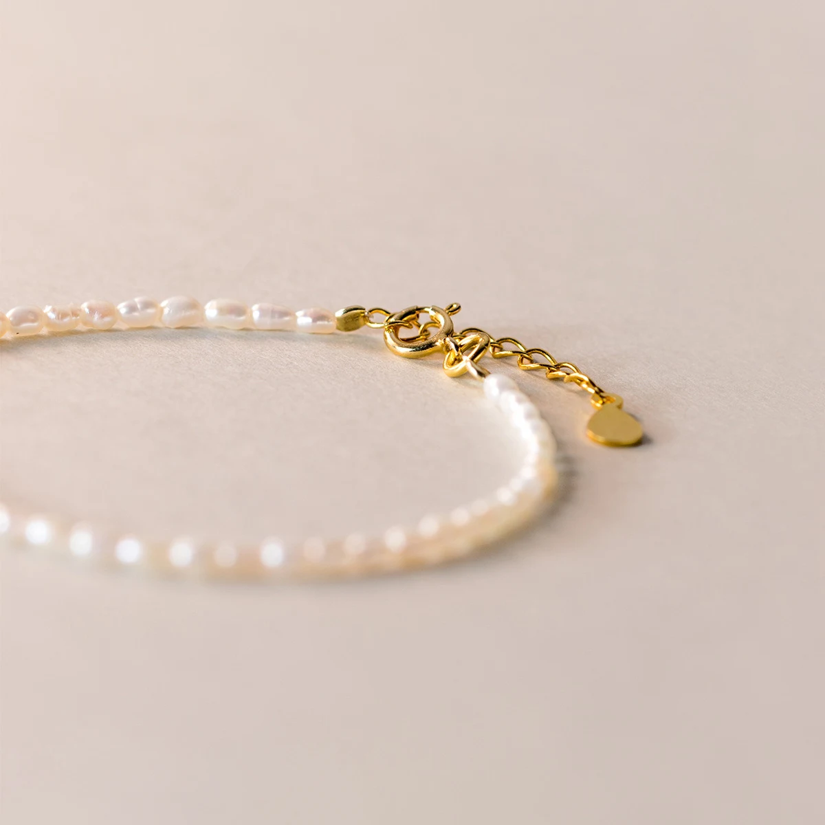 Contas de Pérolas Simples, Elegantes e Compactas. Acessório perfeito para adicionar sofisticação e um toque clássico a qualquer look com facilidade. — foto 3