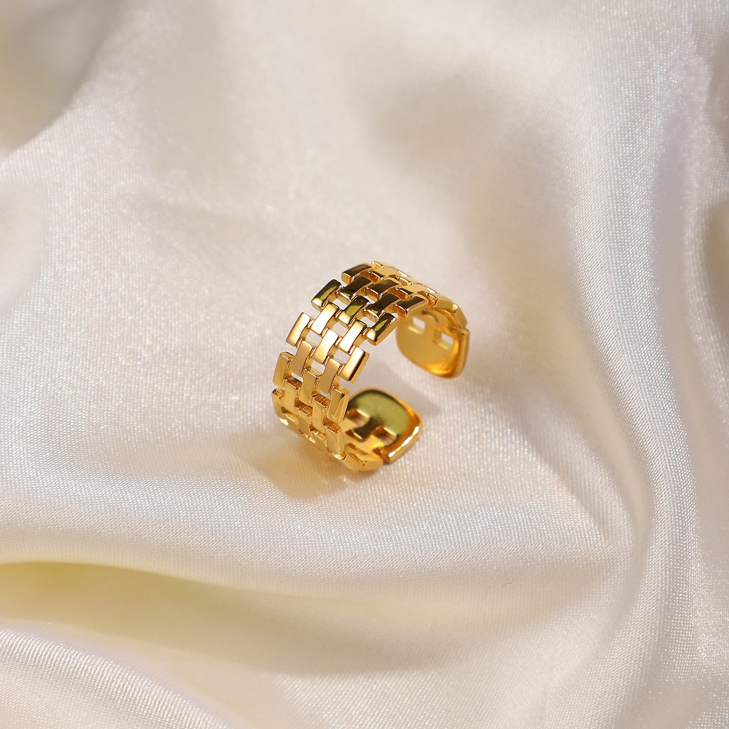Anel aberto com pulseira larga banhado a ouro 18K, design moderno e sofisticado para um visual impactante, acessório perfeito, luxuoso. — foto 11