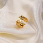 Anel aberto com pulseira larga banhado a ouro 18K, design moderno e sofisticado para um visual impactante, acessório perfeito, luxuoso. — foto 11